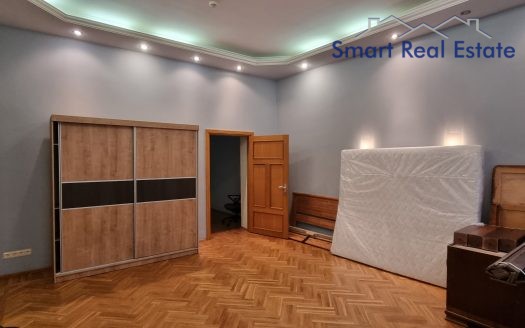 Alunāna ielā 4 istabu dzīvoklis. Centrs.