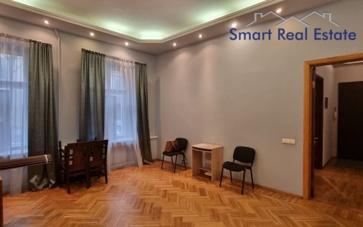 Alunāna ielā 4 istabu dzīvoklis. Centrs.