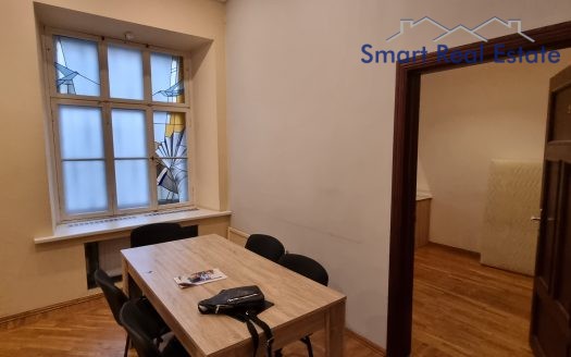 Alunāna ielā 4 istabu dzīvoklis. Centrs.