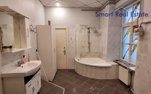 Alunāna ielā 4 istabu dzīvoklis. Centrs.