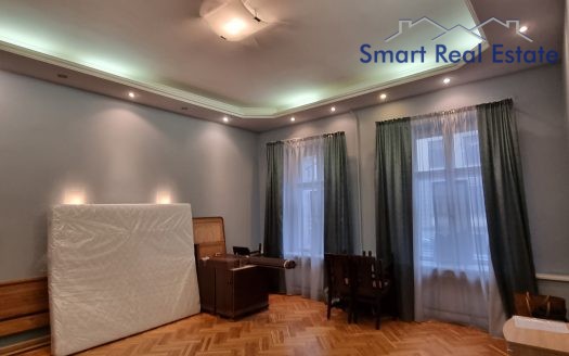 Alunāna ielā 4 istabu dzīvoklis. Centrs.