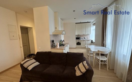 Centrs. Valmieras iela 28. 3 istabas dzīvoklis.