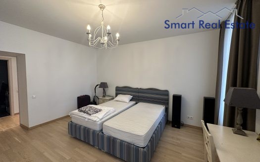 Centrs. Valmieras iela 28. 3 istabas dzīvoklis.