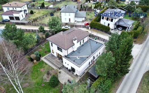 Māja Babītes pagastā. Blakus Piņķi.