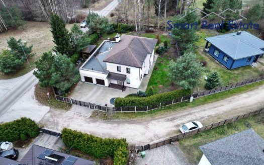 Māja Babītes pagastā. Blakus Piņķi.