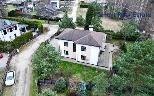 Māja Babītes pagastā. Blakus Piņķi.