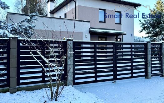 Māja Babītes pagastā. Blakus Piņķi.