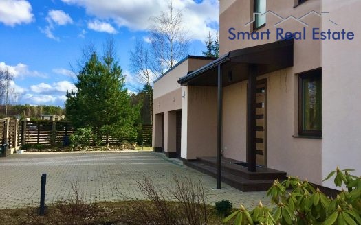 Māja Babītes pagastā. Blakus Piņķi.