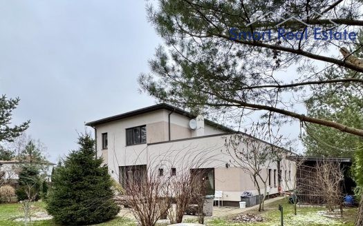 Māja Babītes pagastā. Blakus Piņķi.