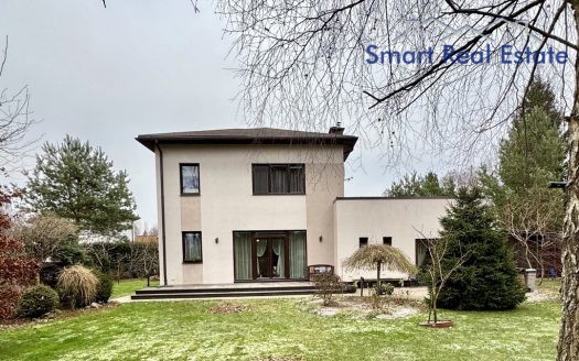 Māja Babītes pagastā. Blakus Piņķi.