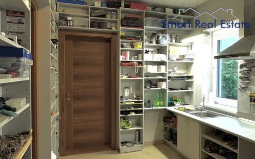 Māja Babītes pagastā. Blakus Piņķi.