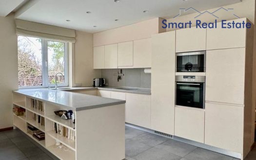 Māja Babītes pagastā. Blakus Piņķi.