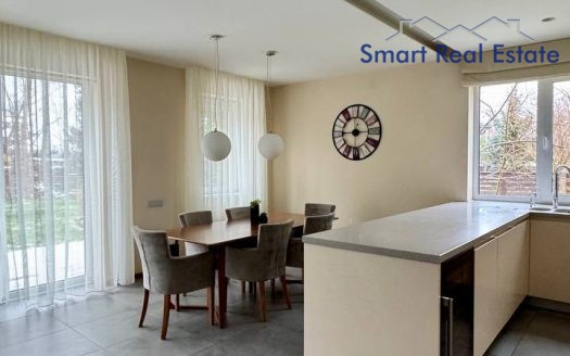 Māja Babītes pagastā. Blakus Piņķi.