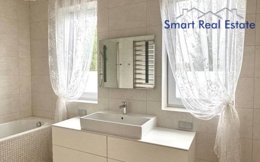 Māja Babītes pagastā. Blakus Piņķi.