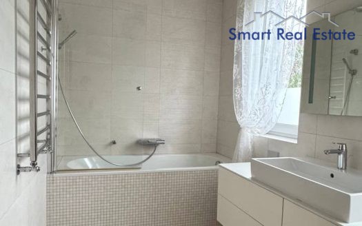 Māja Babītes pagastā. Blakus Piņķi.